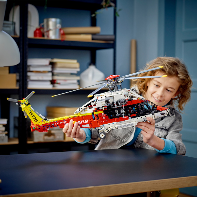 LEGO® Technic – Elicopter Airbus H175 (42145)(2)